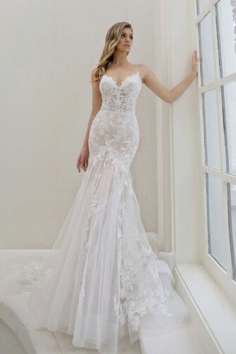 Lace Mermaid Gown with Sweetheart Neckline and Long Train for Formal Events