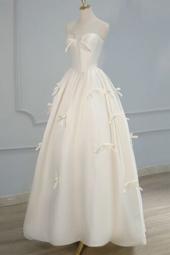 White Bow-Embellished Strapless Ball Gown – Perfect for Romantic Weddings