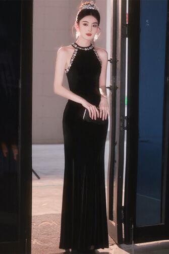Black Velvet Halter-Neck Gown with Rhinestone Accents – Perfect for Red-Carpet and Gala Evenings