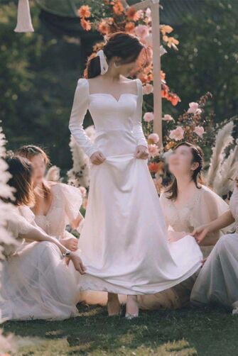 Graceful Long-Sleeve Wedding Dress with Heart-Shaped Neckline and Delicate Bow Detail