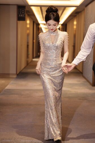Glistening Sequin Evening Dress with Beaded Shoulder Detail – Perfect for Red-Carpet Moments