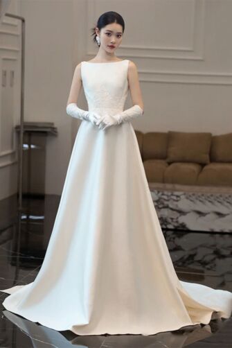 Classic Boat Neck A-Line Wedding Dress with Elegant Lace Detail and Timeless Train