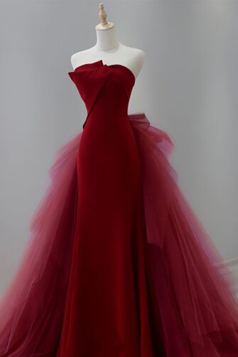 Romantic Red Strapless Gown with Flowing Tulle Accents