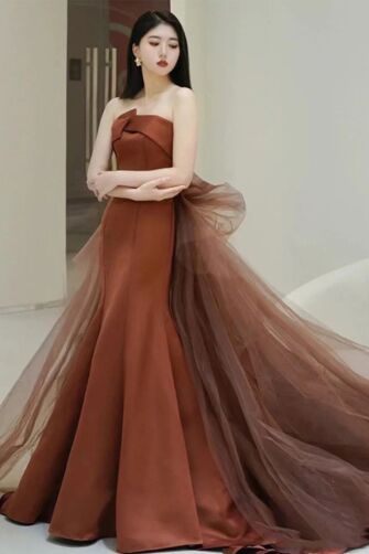 Amber Elegance Strapless Gown – Flowing Tulle Train & Satin Finish