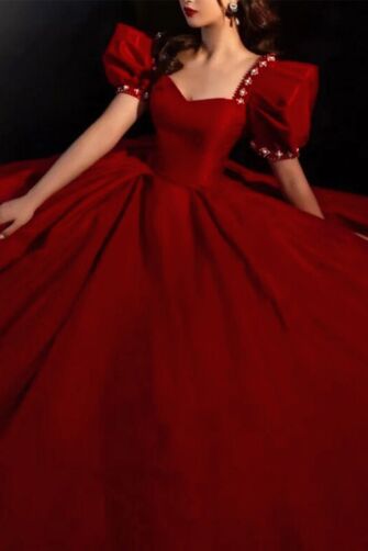 Royal Scarlet Ballgown – Puff Sleeves & Classic Princess Silhouette