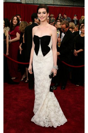 Anne Hathaway White Lace Dress Oscars 2007