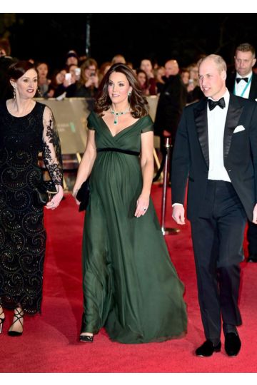 Regal Radiance – Emerald Green Off-the-Shoulder Empire-Waist Gown