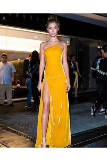 Golden Hour – Josephine Skriver Yellow Velvet Asymmetrical Gown
