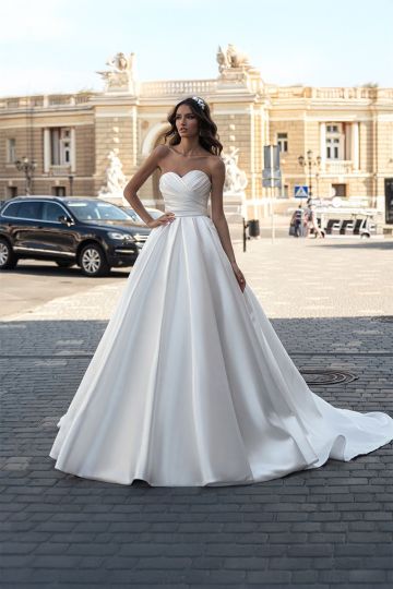 Satin Sweetheart Neckline Ball Gown with Long Train for Formal Events