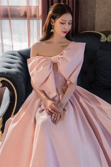 Elegance Bow Gown – Luxe Off-Shoulder Ballgown with Statement Oversized Bow