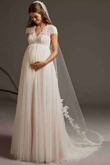 Lace-Top Tulle Maternity Gown with Long Train for Formal Events