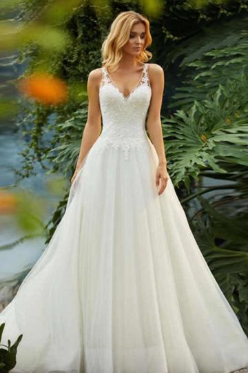 Lace-Top Tulle A-Line Gown with V-Neck for Formal Events