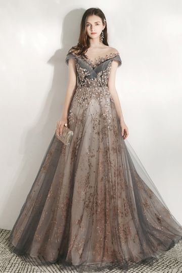 Golden Enchantment Evening Gown – Floral Embellishments & Flowing Tulle