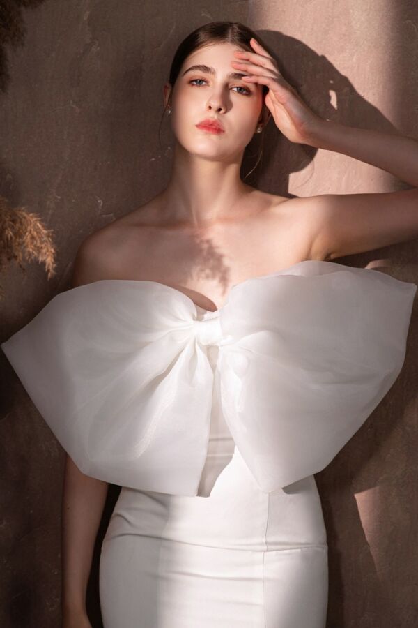 Elegant Bow-Front Strapless Bridal Gown for Formal Wedding Shawl
