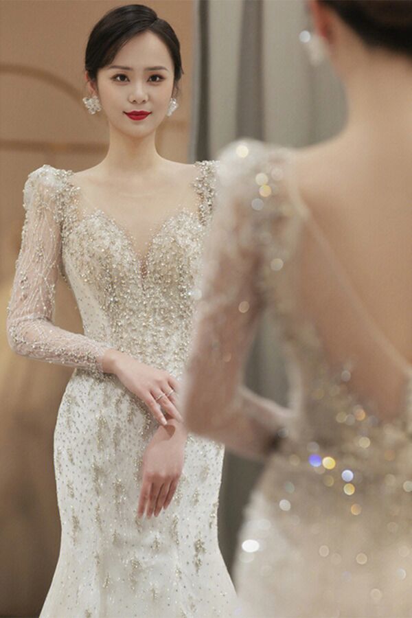 Elegant White Mermaid Tail Evening Gown with Short Sleeves for Special Occasions and Engagements