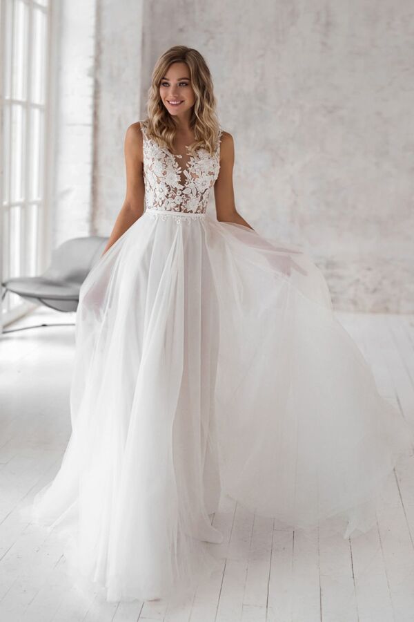 Lace V-Neck Tulle Ball with Long Train for Formal Events