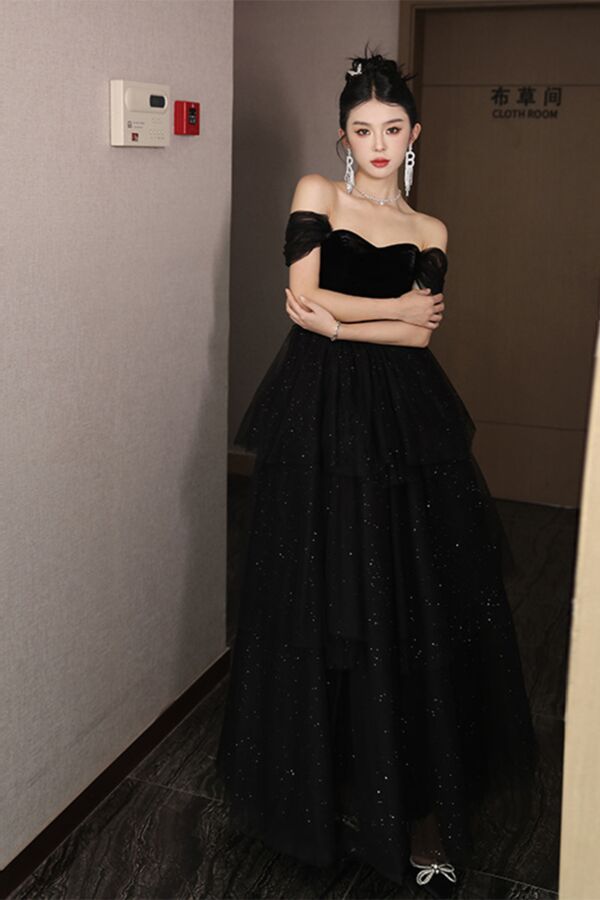 Midnight Veil – Off-Shoulder Velvet & Layered Tulle Gown