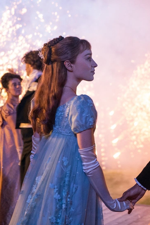 Phoebe Dynevor Daphne Bridgerton Blue Lace Dress in TV Show "Bridgerton"