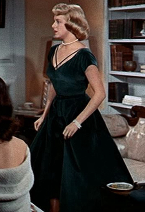Evergreen Elegance – Rosemary Clooney “White Christmas”–Inspired Green Velvet Cap-Sleeve A-Line Tea-Length Gown