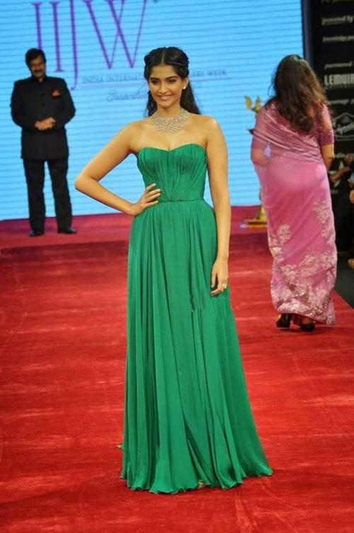 Emerald Dream – Sonam Kapoor Green Strapless Chiffon Prom Gown